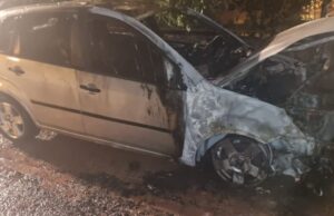 Incendio a Cannigione: a fuoco un’auto e un furgone cassonato