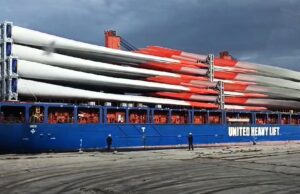 Cargo carico di pale eoliche a Oristano: scoppia la polemica