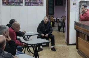 La Chiesa si avvicina ai fedeli: il parroco di Bitti li incontra… al bar!