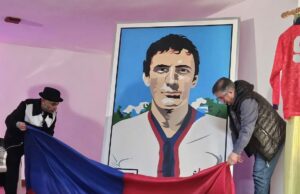 Muravera omaggia Gigi Riva: inaugurata la maxi figurina Panini