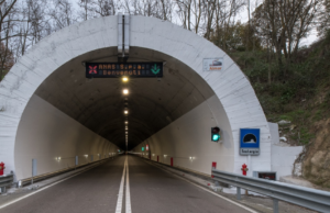 Scontro dentro la galleria Teulargiu: ci sono due feriti gravi