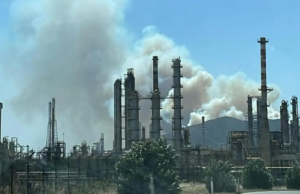 Grosso incendio a Sarroch: case evacuate, arriva un Canadair