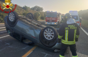 Panico sulla 131 dcn: auto sbanda e si ribalta in mezzo alla strada