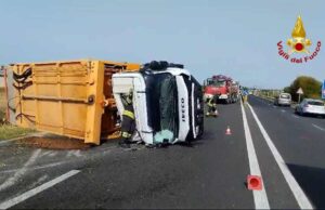 Violento scontro sulla 554: camion ribaltato e una donna grave | Traffico in tilt