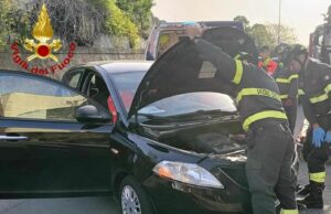 Ozieri, paura in via Roma: con l’auto contro un palo della luce