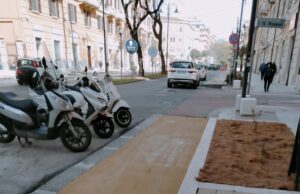 Vernice fresca in via Dante, i residenti: “Nessun cartello”