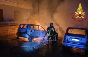 Nuoro, due auto in fiamme nella notte: nessun dubbio sulla natura dolosa