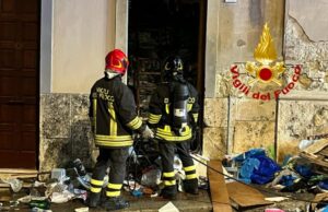 Dramma a Cagliari: muore nell’incendio in casa, sommersa dai rifiuti