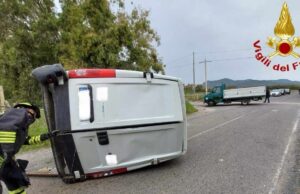Alghero, furgone si ribalta su un fianco: paura per i due occupanti