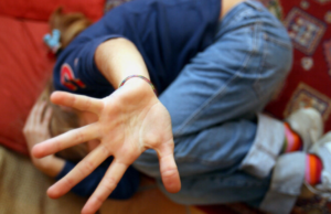 Olbia, abusi a sfondo sessuale sul figlio: arrestato un 40enne