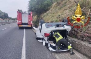 Spavento sulla 131: auto si ribalta a bordo strada