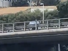 Paura sull’Asse Mediano: auto sbanda e sbatte contro il guardrail | Video