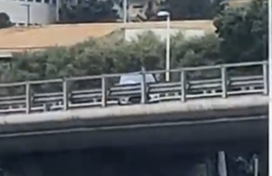 Paura sull’Asse Mediano: auto sbanda e sbatte contro il guardrail | Video