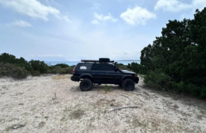 Cafoni a Golfo Aranci: fuoristrada parcheggiato sulle dune