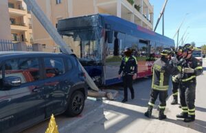 Paura ad Alghero, bus abbatte palo della luce: ferita una bambina