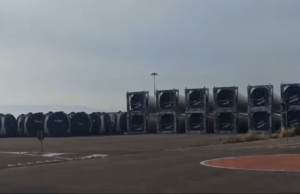 Pale eoliche a Oristano scendono a terra: rabbia sui social