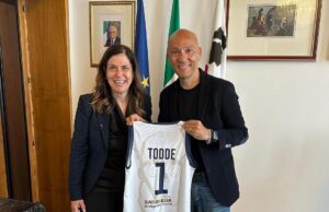 Dinamo Sassari: maglia personalizzata per la presidente Todde