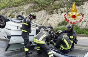Violento scontro tra auto e camion: feriti due turisti francesi