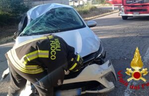 Arzachena, auto si ribalta in mezzo alla strada: ferita una donna