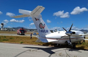 Aereo fuori pista a Olbia, le conseguenze: voli cancellati e 32 in ritardo