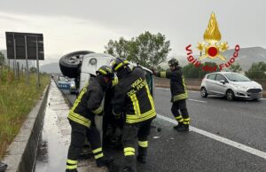 Auto si ribalta sulla 131: conducente ferito, ora è in ospedale