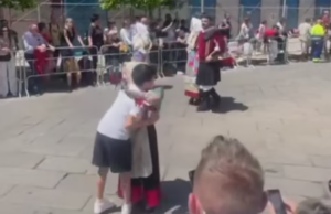 Cavalcata sarda, il gesto d’amore di un bambino è virale