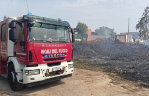 Grosso incendio vicino al Diverland: un’auto completamente distrutta