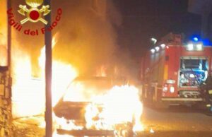 Fonni, auto in fiamme nel cuore della notte: non si esclude la mano dolosa