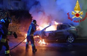 Sassari, paura nel quartiere Sant’Orsola: auto distrutta dalle fiamme