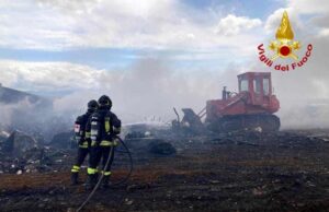 Incendio al campo Rom di Selargius, ancora al lavoro i Vigili del fuoco