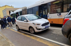 Dramma ad Assemini, ciclista travolto da un pullman: morto un 76enne