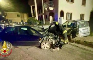 Olbia, si schianta contro un’auto parcheggiata: un ferito