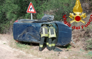 Scontro frontale sulla Sp 24: auto ribaltata, tre i feriti
