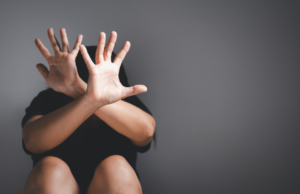 2 mila foto con bambini nudi: a processo un 68enne a Cagliari