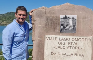 Sorradile omaggia Gigi Riva: dedicata una lastra di trachite