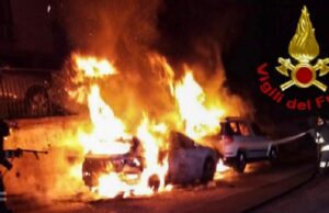 Nuoro, incendio nella notte in viale Repubblica: a fuoco due auto