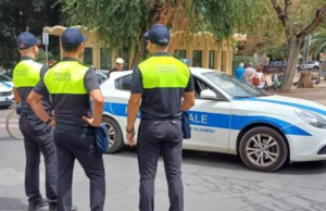 Follia ad Alghero: prende a botte gli agenti, lo devono fermare in 8