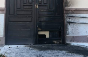 Atto intimidatorio a Bosa: a fuoco il portone del Comune