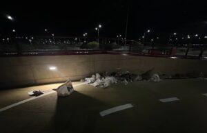 Cagliari, il ponte del Parco Nervi sommerso dai rifiuti