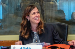 Todde: “Lavoriamo fino a notte per risolvere macerie altrui”