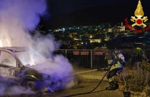Orani, attentato incendiario nella notte: bruciate le auto di madre e figlio