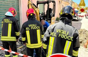 Paura a Usini, escavatore trancia tubo del gas: intervengono i Vigili del fuoco