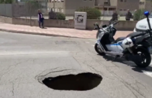 Nuova voragine in strada a Cagliari: traffico bloccato in via Brotzu