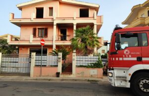Incendio in casa a Sestu: carabiniere spegne le fiamme, rischiando la vita