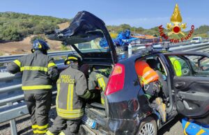 Tamponamento sulla 131 dcn: auto finisce sul guard rail