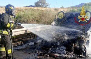 Paura per due turisti sulla 195: auto prende fuoco in marcia
