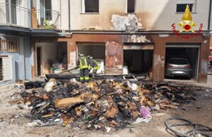 Paura in centro a Nuoro: forte incendio divampa in un cortile