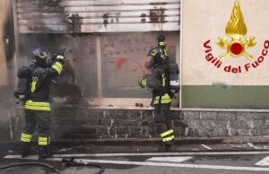 Pirri, a fuoco pasticceria storica: locale distrutto