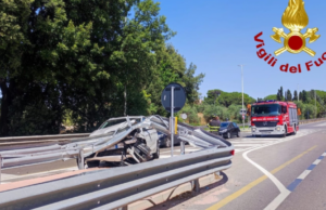 Spavento a Sassari: Bmw si schianta contro un guardrail