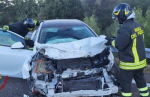 Schianto contro il guardrail a Ovilò: due persone in ospedale